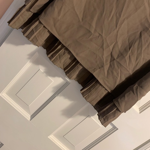 NWT! Banana Republic Olive Ruffle Hem Blouse - Picture 3 of 5